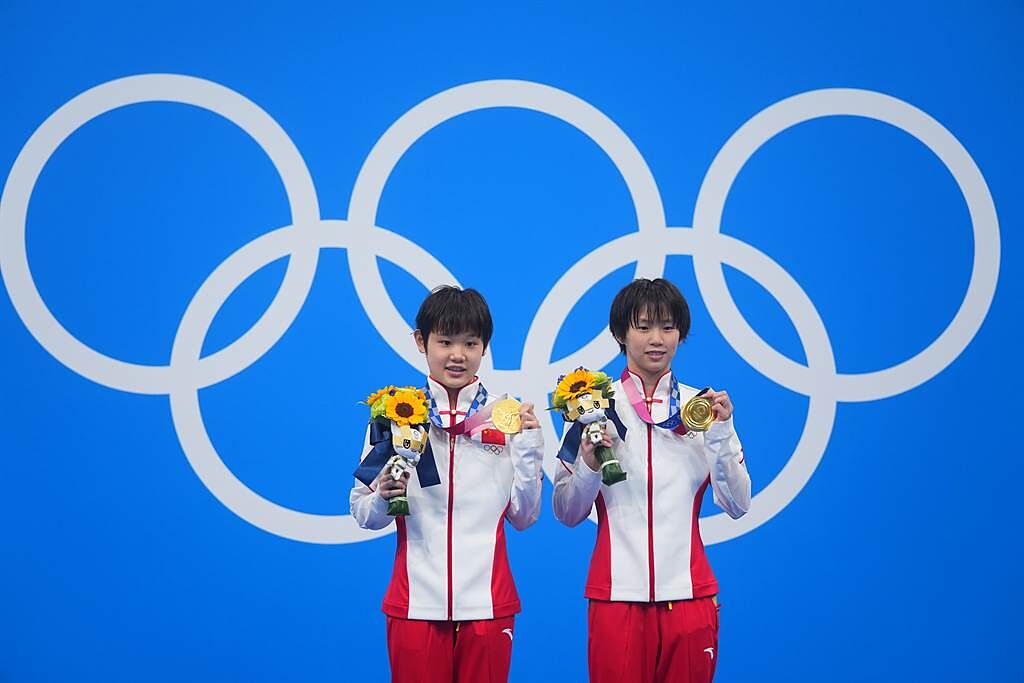 東京奧運會跳水女子雙人十米跳台決賽中，中國選手陳芋汐/張家齊奪得冠軍。 （新華社）