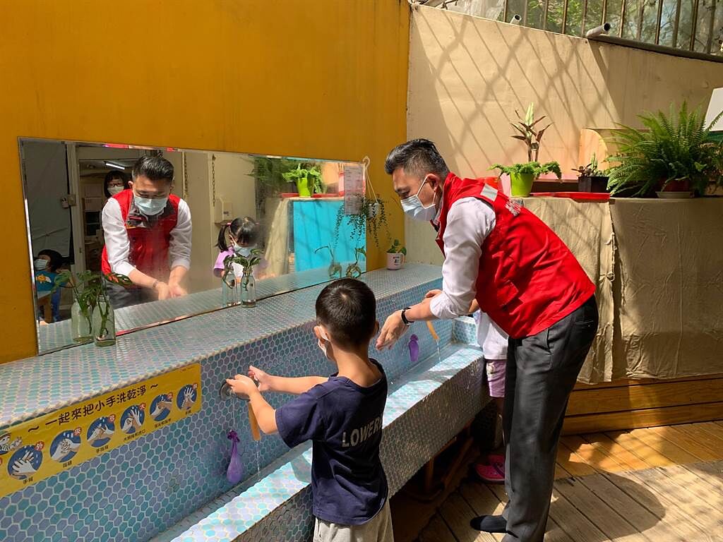 終於降2級了，新竹市幼兒園27日開始復課，市長林智堅今天也特別到幼兒園，與學童們一同洗手。（陳育賢攝）