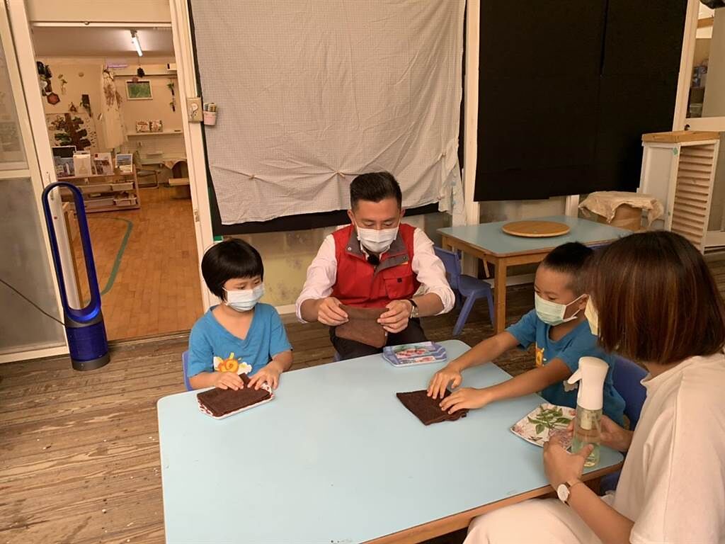 終於降2級了，新竹市幼兒園27日開始復課，市長林智堅特別到幼兒園，與學童們一同消毒桌面。（陳育賢攝）