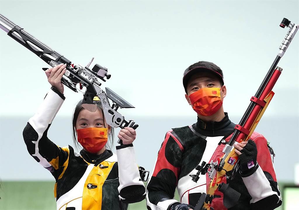 東京奧運會10米氣步槍混合團體決賽中，中國選手楊倩/楊皓然奪冠。（新華社）