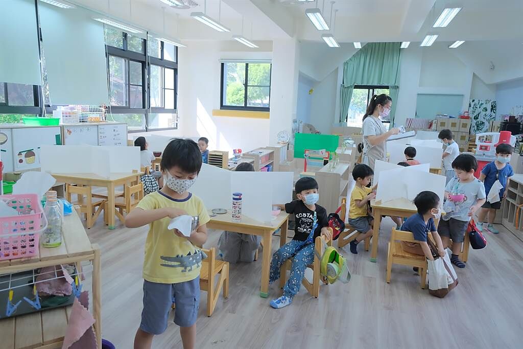 文興非營利幼兒園在學童用餐時，保持防疫安全。（莊旻靜攝）