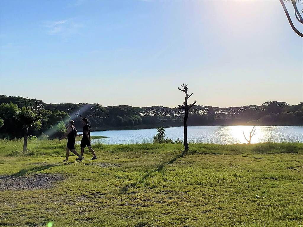 斗六市紫藤湖封閉兩個月，今天首日重新開放，人潮不多。（周麗蘭攝）