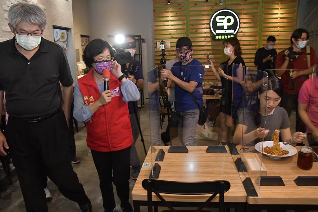 彰化縣長王惠美（左二）到中正路餐館宣導降級後餐飲業內用防疫規範，業者林芳信（左）全程親自接待。（謝瓊雲攝）