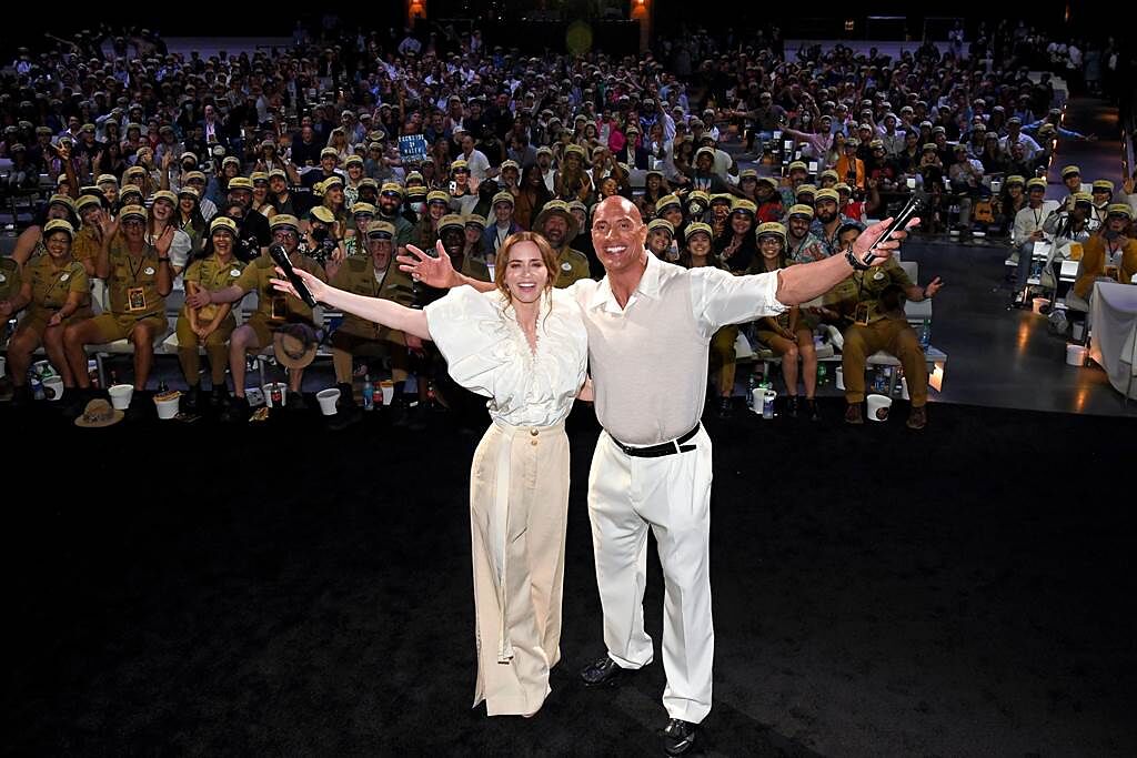 巨石強森（右）與艾蜜莉布朗日前出席電影首映會。（迪士尼提供）