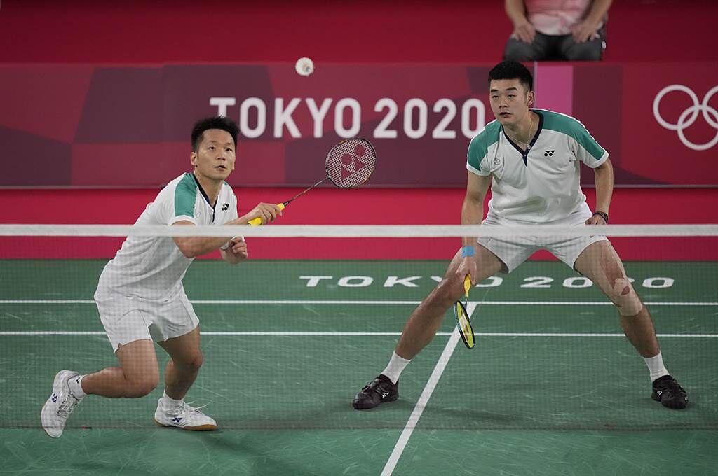羽球男雙王齊麟（右）、李洋（左）在東京奧運男雙晉級8強。（美聯社）