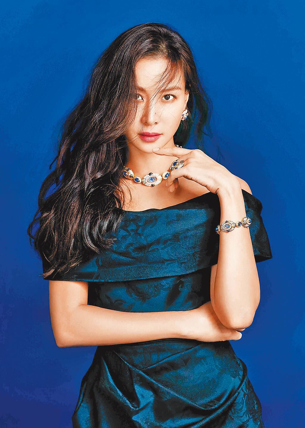 張東健愛妻高素榮出席「寶格麗色彩」特展，以寶藍色禮服搭配藍寶石骨董珠寶作品。（寶格麗提供）