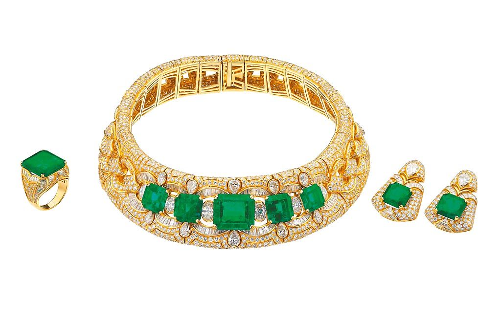 寶格麗Heritage典藏系列祖母綠與鑽石項鍊、戒指和耳環，創作時間在1989年至1991年。（寶格麗提供）
