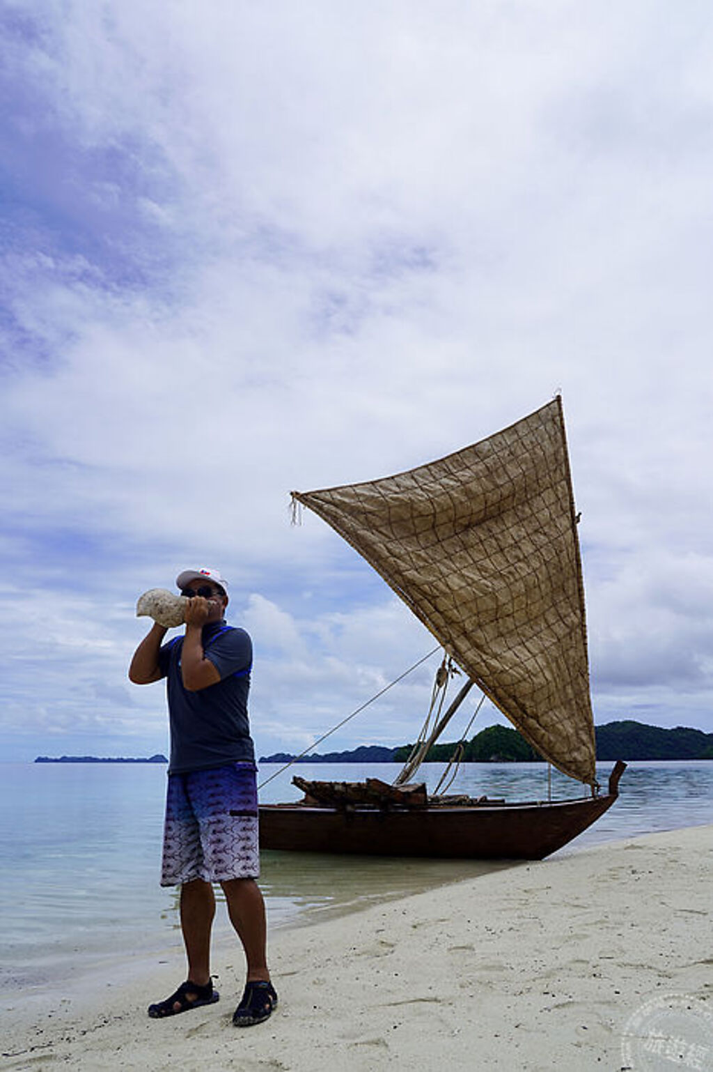 駐帛琉大使館周民淦大使吹響帛琉當地傳統的貝殼號角(圖：KKday提供) 