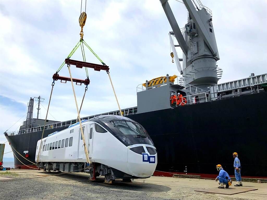 台鐵新購EMU3000型城際列車，26日已於日本啟運，預定30日花蓮港卸船。（台鐵局提供／王志偉花蓮傳真）