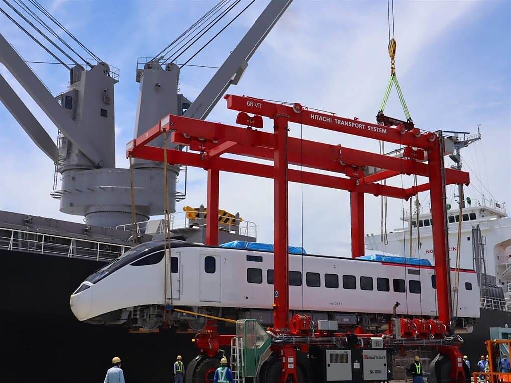 台鐵局購入EMU3000型城際列車，已在26日於日本正式啟航，目前船隻已到達東海，預計30日在花蓮港卸船。（台鐵局提供／王志偉花蓮傳真）