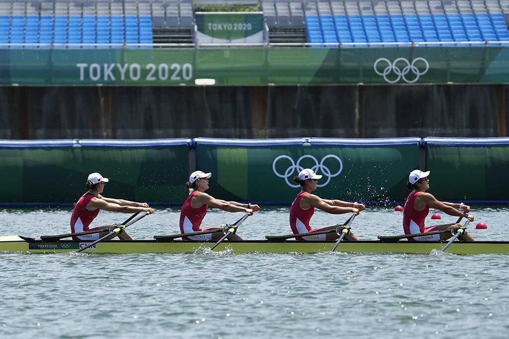 崔曉桐、張靈、呂揚、陳雲霞28日在東京奧運賽艇比賽女子四人雙槳項目添金。（澎湃新聞）