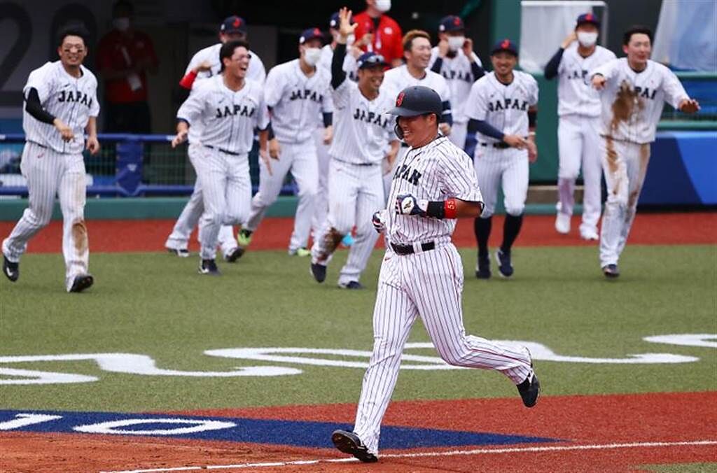 日本隊在東京奧運棒球開幕戰靠著坂本勇人再見安打氣走多明尼加。（路透）