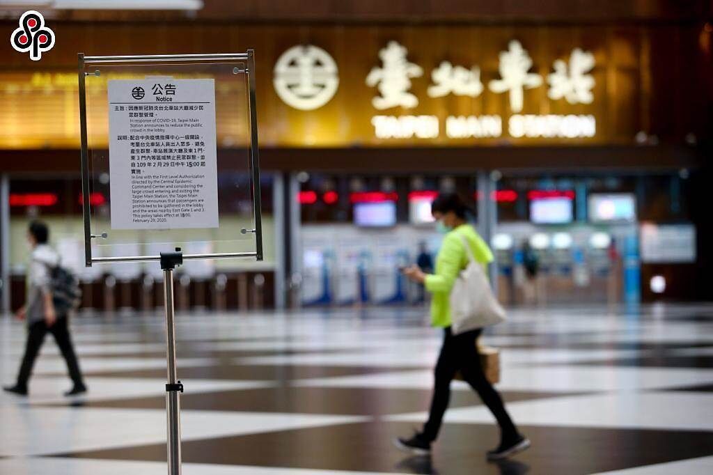 台北車站1樓因有員工確診停業3天，今天終於復業，北市府下令，未持PCR陰性證明不得復工。（本報資料照片）