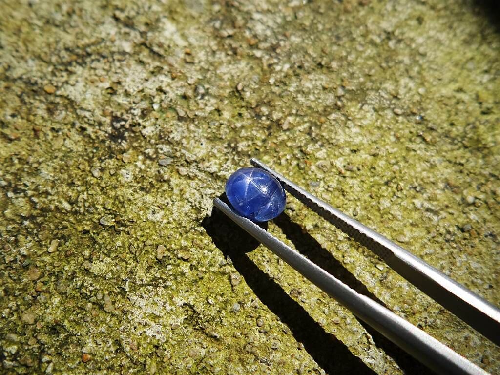 斯里蘭卡一名寶石商請工人在自家後院挖井，沒想到竟挖出一塊「星彩藍寶石簇」。(示意圖/達志影像)