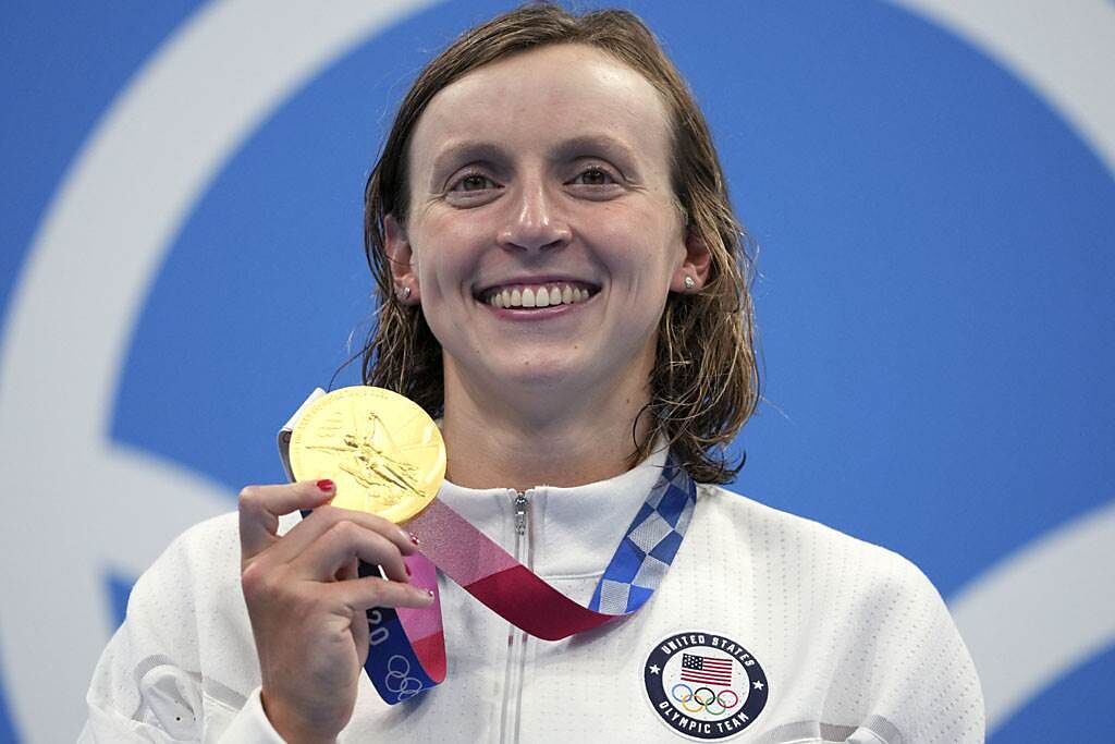 美國「女飛魚」雷德基今（28日）在女子自由式1500公尺決賽摘下東奧首金，也是個人奧運會的第6面金牌。（圖／美聯社）