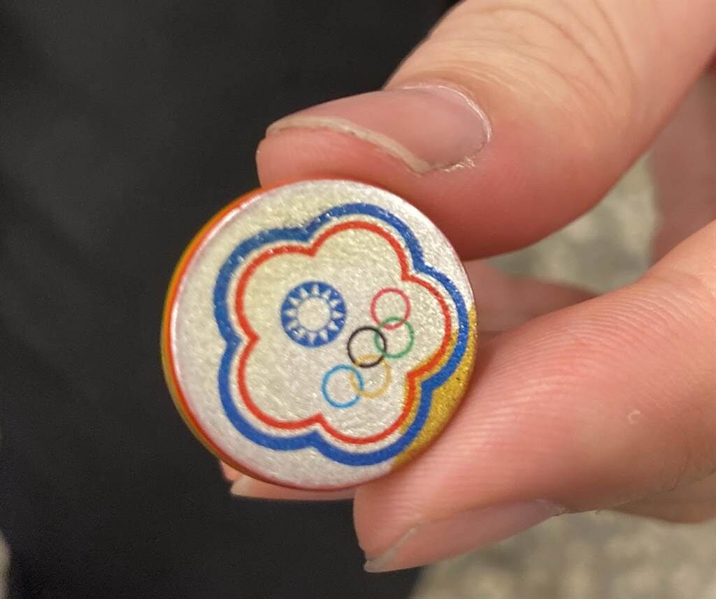 東奧中華隊進場服裝上的小小漆藝扣，可有大學問，是承傳70多年漆器工藝的中市「光山行」所打造。（陳淑芬攝）