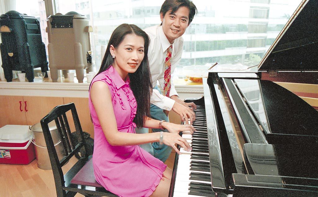 蕭大陸（右）20多年前與張金鳳交往時，曾留下一起彈鋼琴的畫面。（資料照片）