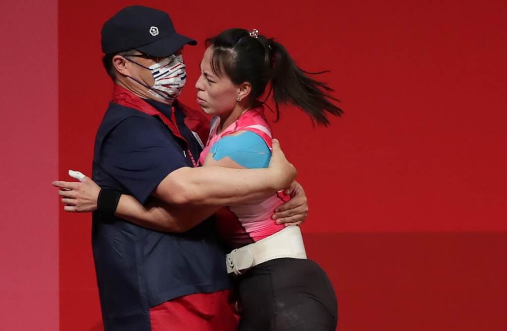 郭婞淳贏得比賽後，下了台被開心的教練抱起，不料這個畫面引發了爭議。(中時資料照片)