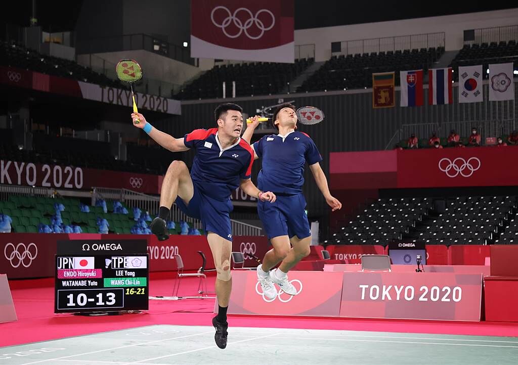 王齊麟（左）、李洋（右）晉級東京奧運羽球男雙4強，創下中華羽球隊新猷。（體育署提供）