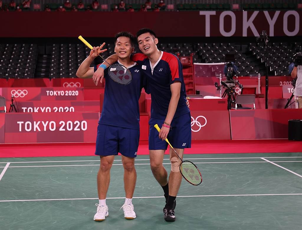 李洋（左）、王齊麟（右）攜手晉級東京奧運羽球男雙4強。（體育署提供）