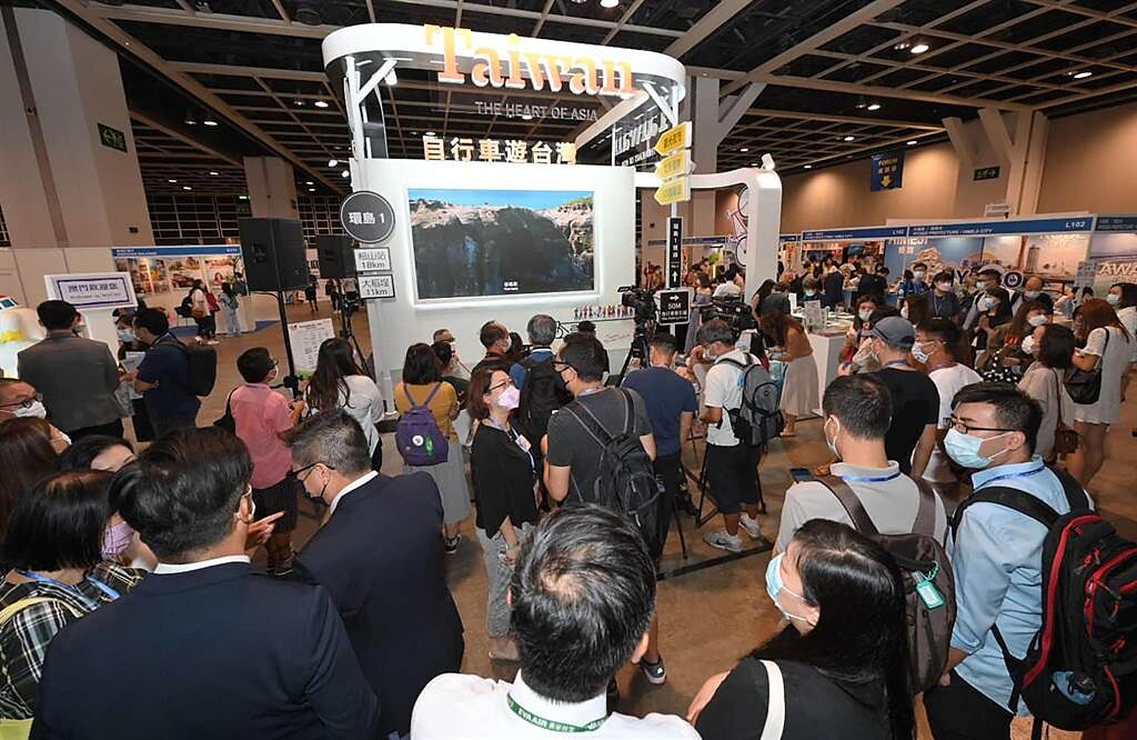 第35屆香港國際旅遊展（ITE）29日起，四天在香港會議展覽中心舉行，台灣館以線上直播方式展出，現場聚集不少香港民眾參觀。（參山處提供／黃國峰台中傳真）