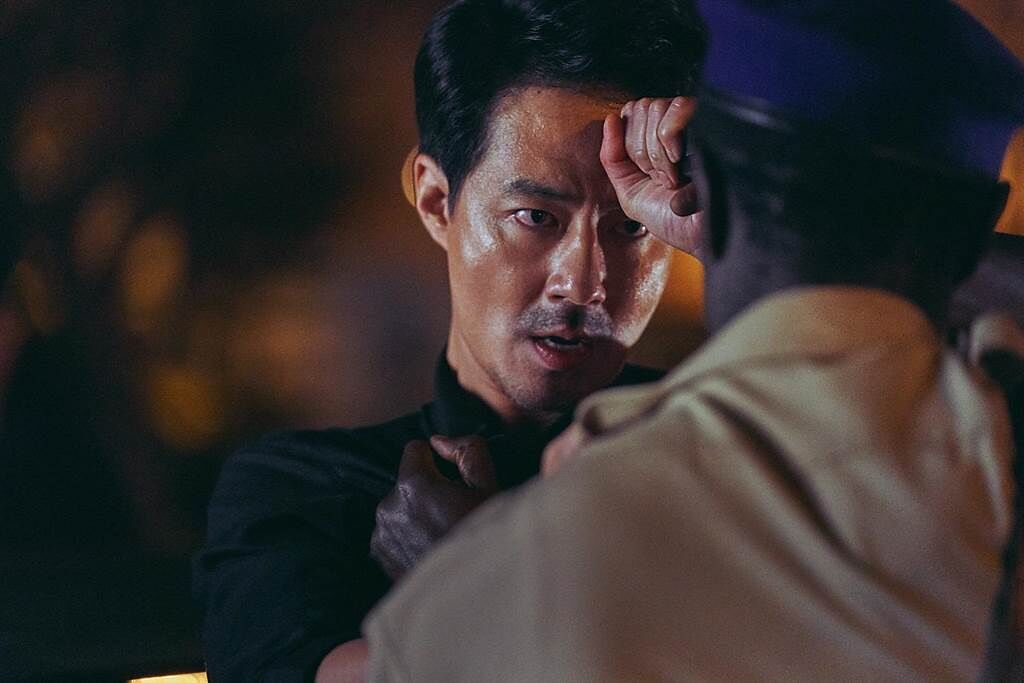 趙寅成在《逃出摩加迪休》中飾演國家安全企劃部出身的情報員。（車庫娛樂提供）
