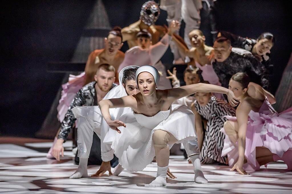 丞舞製作團隊的全新舞作《愛麗絲》，將在台中國家歌劇院舞台世界首演，以演出現場LIVE直播與所有觀眾見面。（台中國家歌劇院提供／陳淑芬台中傳真）