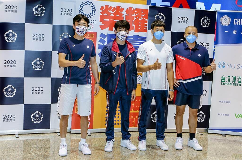 東奧體操代表團29日下午搭機返國，教練鄭焜杰（左起）、選手蕭佑然、唐嘉鴻、教練翁士航在接機看板前合影。（陳麒全攝）　