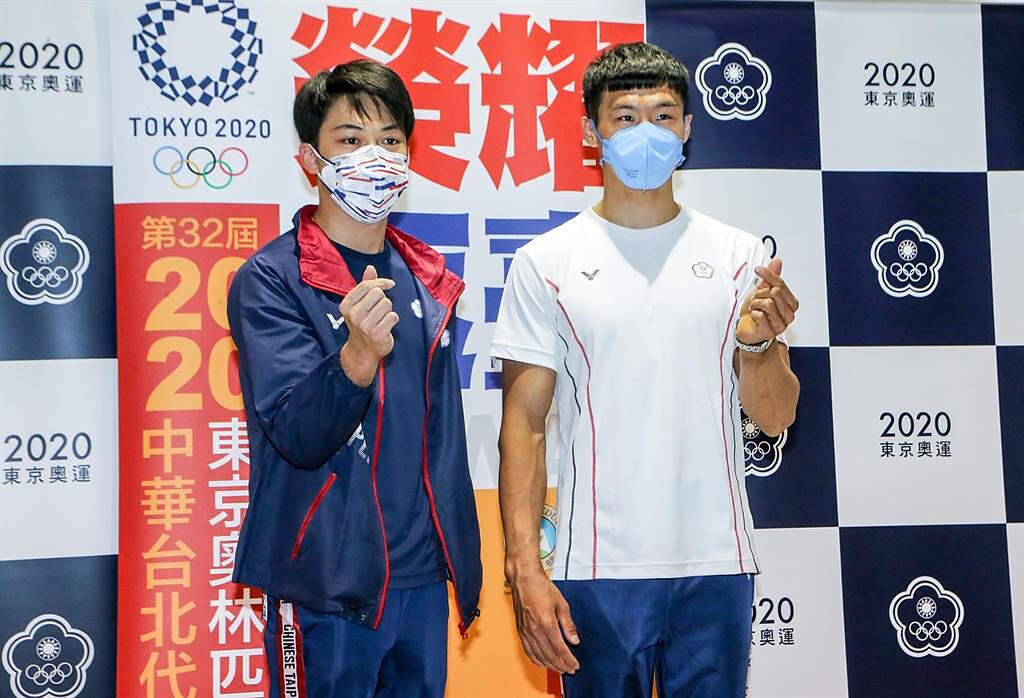 東奧體操代表團29日下午搭機返國，選手蕭佑然（左）、唐嘉鴻（右）比小愛心合影。（陳麒全攝）　