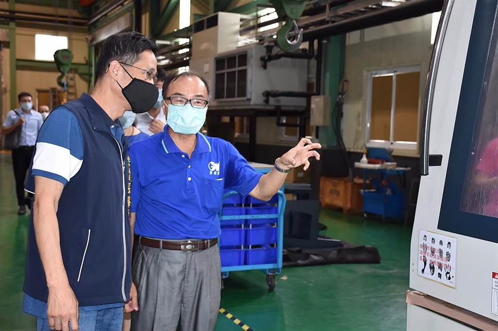 經發局長張峯源日前參訪新虎將機械工業股份有限公司。（台中市政府提供）