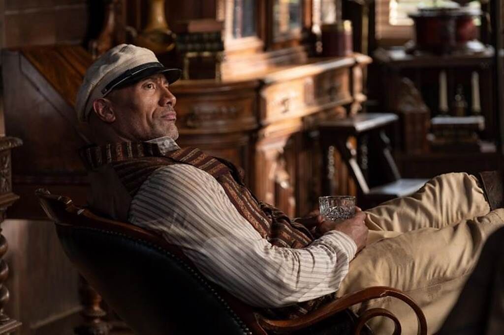 巨石強森在《叢林奇航》飾演法蘭克船長。（迪士尼提供）