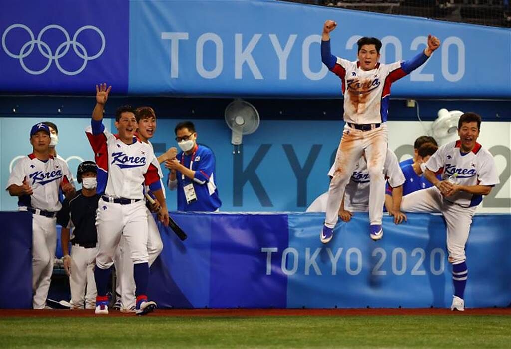 韓國隊在東京奧運小組賽首戰靠著再見觸身球險勝以色列。（路透）
