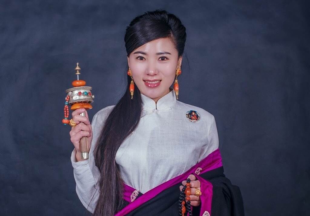 大陸藏族歌手覺乃娘毛吉驚傳車禍驟逝。（圖／翻攝自微博）