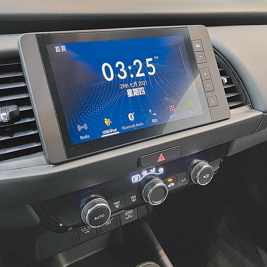 中控螢幕提供各式行車功能。（陳大任攝）