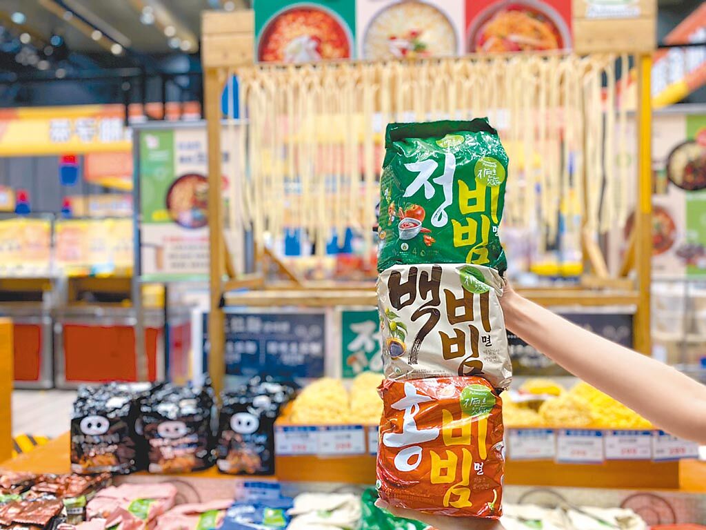新光三越台北信義新天地韓國展，正白紅系列拉麵，每袋原價299元、4袋特價1000元。（新光三越提供）
