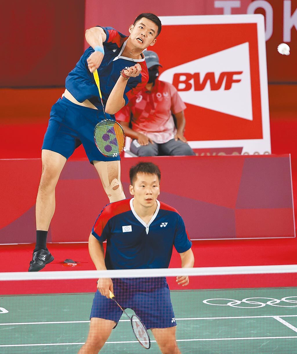 中華隊李洋（下）與王齊麟（上）在羽球男雙8強賽以直落2淘汰日本組合。   （季志翔攝）