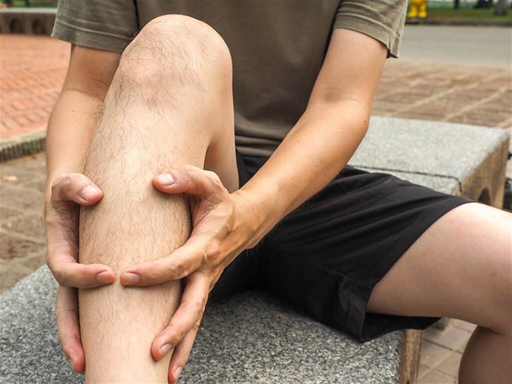 居家檢測肌少症可以量測自己的小腿圍，如果數值太小須當心肌少症。(示意圖/常春月刊提供)