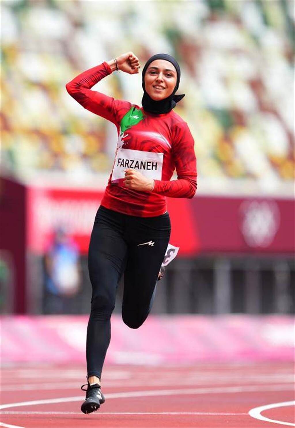 伊朗女將Farzaneh Fasihi在預賽跑第一。（路透）