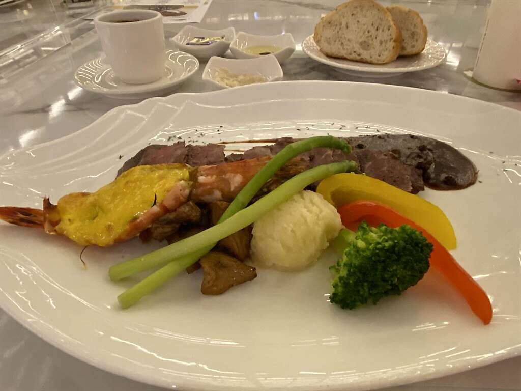 嘉義耐斯王子飯店即起推出梅花座加隔板，歐式自助餐改為套餐。（廖素慧攝）