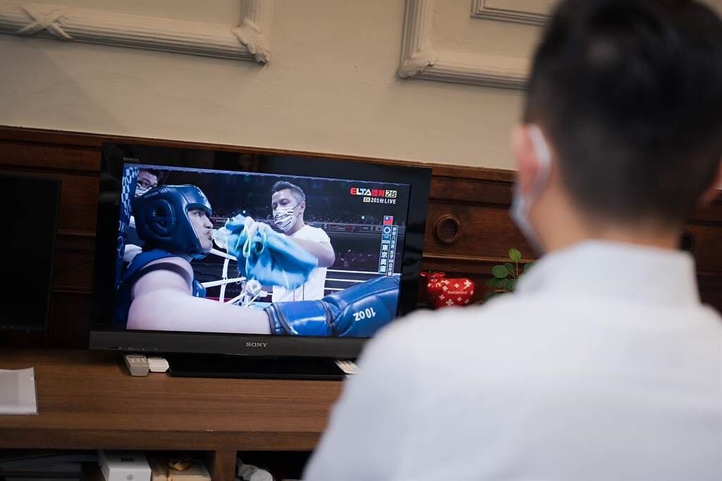 拳擊女王陳念琴30日迎戰印度選手，新竹市長林智堅守在電視前觀看賽事。（擷自臉書／邱立雅竹市傳真）