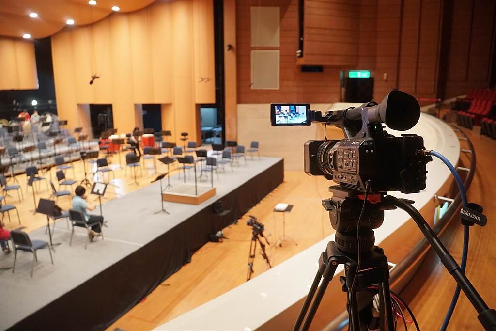 國立台灣交響樂團「NTSO數位音樂廳」設置7部固定或移動式的4K攝影機，錄製超高畫質影片，再與音訊整合後，透過5G訊號傳遞出去。（黃國峰攝）