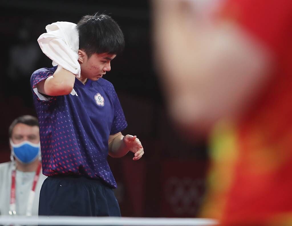 網友觀看東京奧運桌球賽事時，發現不少桌球選手擦汗時，幾乎不會把毛巾攤開，讓他感到有些困惑。(圖為林昀儒在4強賽迎戰樊振東／季志翔攝)