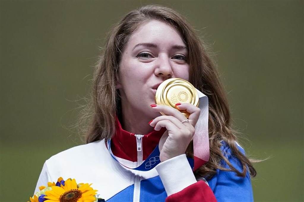 俄羅斯射擊美女巴特薩拉金娜在本屆東奧勇奪雙金，預計年底歡喜出嫁。(美聯社)