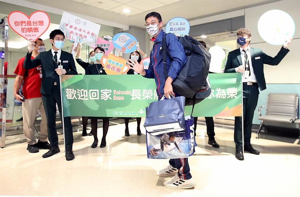 「網球一哥」盧彥勳（中）30日搭機返台，航空公司地勤人員在登機門口熱情迎接。（范揚光攝）