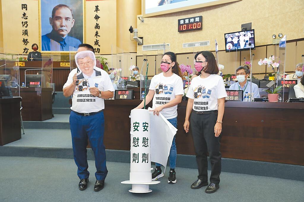 國民黨台南市議員蔡育輝（左一）在議會演出諷刺短劇，中為李中岑、右為蔡淑惠。（程炳璋攝）