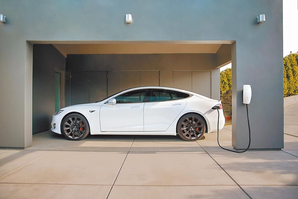 Tesla新推「滿電出門」套裝優惠活動，和運租車也推出首款Tesla租賃專案。（Tesla提供）