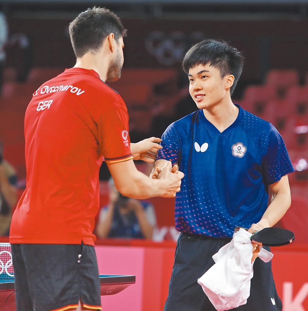 桌球男子單打銅牌戰，中華隊林昀儒（右）與德國對手奧恰洛夫（左）纏鬥到第7局不幸落敗，賽後兩人相互握手致意。（季志翔攝）
