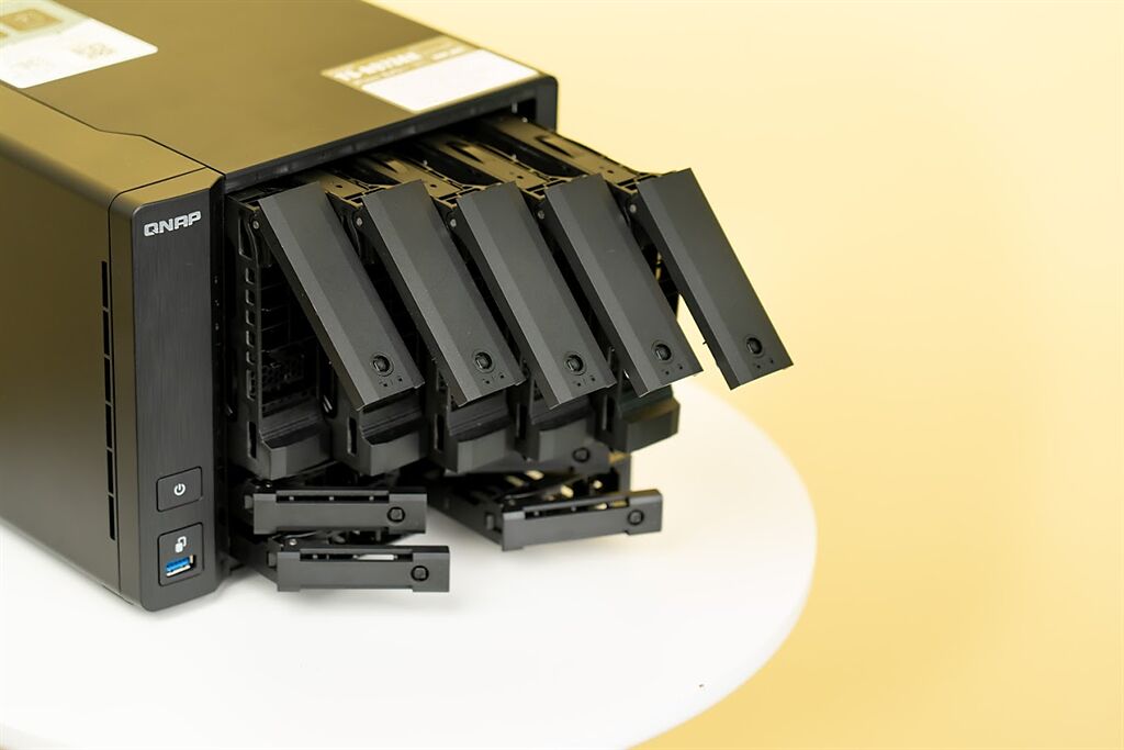 QNAP TS-h973AX 可以說是 3 萬元價位帶中，網路孔和 USB 插孔規格最有誠意的機種。（科技狗提供）