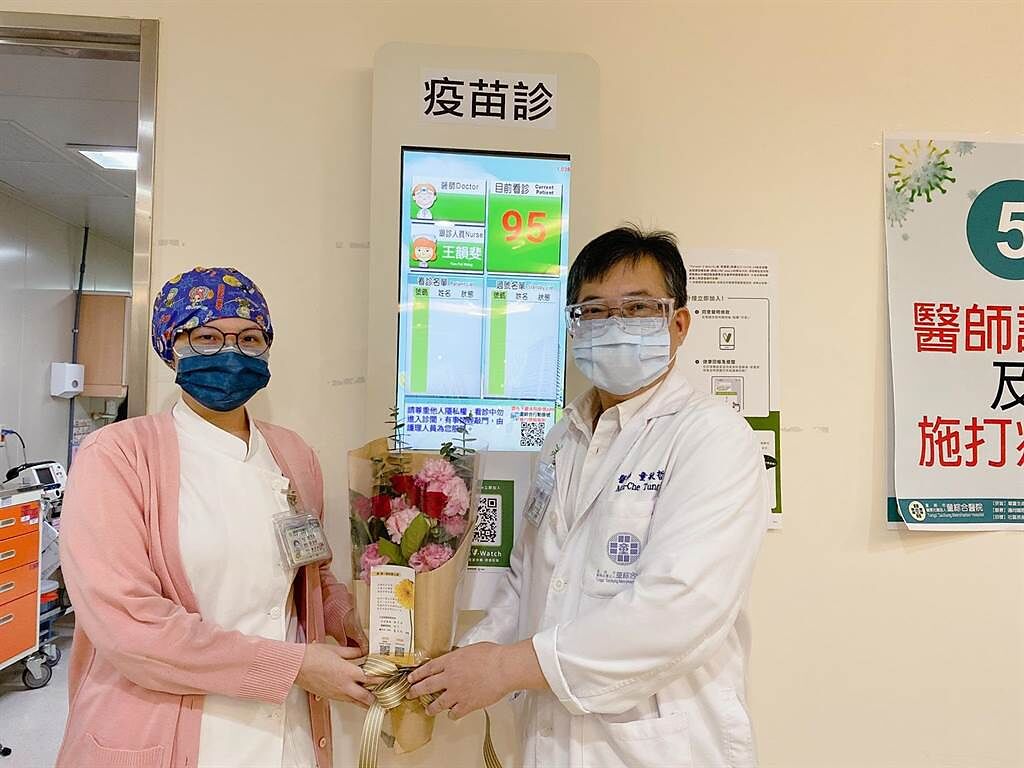 農糧署贈送花束，童敏哲總院長代表致贈感謝護理辛勞。(童醫院提供)