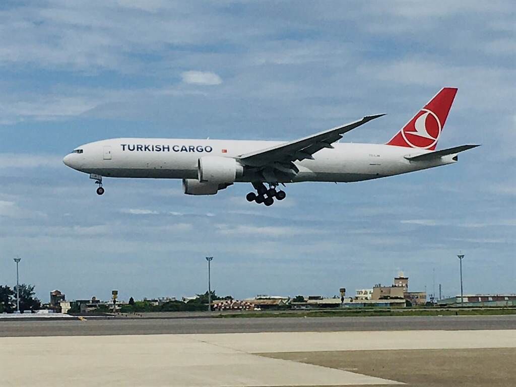 立陶宛捐贈台灣2萬劑AZ疫苗，負責載貨的土耳其航空貨機，今天上午抵達桃園機場。（范揚光攝）